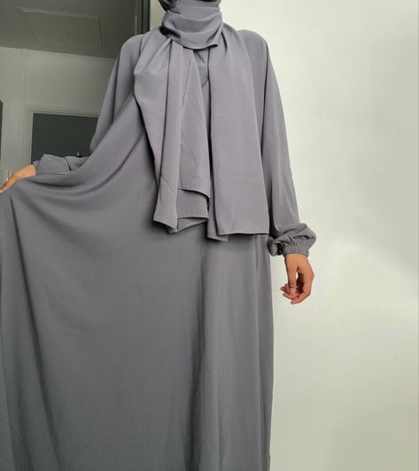 Floor length grey prayer abaya, with scarf attached and coded sleeves Grey Abaya Outfit, Grey Hijab Outfit, Gray Abaya, Grey Abaya, Beige Hijab, Jilbab Outfits, Grey Hijab, Casual Abaya, Abaya Outfit