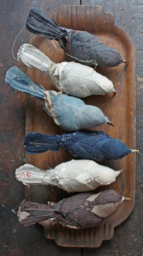 Artisanats Denim, Sculpture Textile, Ann Wood, Textile Sculpture, Bird Crafts, Denim Crafts, Fabric Birds, Soft Sculpture, Song Bird