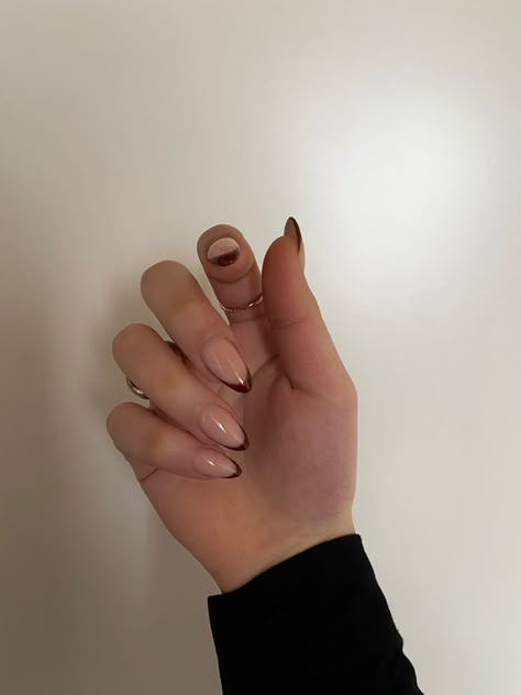 Acrylic nails with a brown tip, oval finish. Oval Nails Acrylic Fall, French Brown Tip Nails, Short Brown Acrylic Nails Almond, Oval Nails Short Design, Autumn Nails Oval Shape, Almond Acrylic Nails Brown, Brown Nails Short Almond, Oval Nails Brown, Nails With Brown Tips