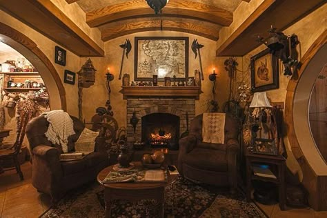 Hobbit Interior, Casa Do Hobbit, Hobbit House Interior, Green Magic Homes, Hobbit Aesthetic, Hufflepuff Common Room, Hobbit Style, Earthen Home, Hobbit Homes