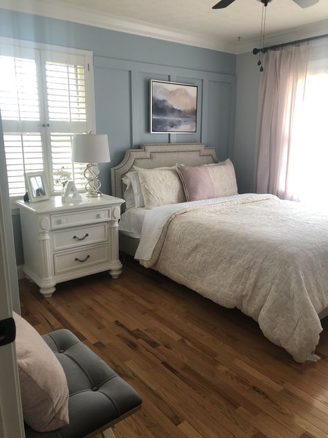 Spare Bedroom Aesthetic, Bedroom Coqquete, Bed Next To Window Aesthetic, Hardwood Floor Bedroom Ideas, Suburban House Interior Master Bedrooms, Cozy Bedroom Coquette, Normal Bedroom, Small Bedroom Coquette, Empty Bedroom