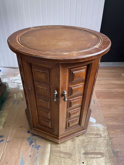 I was given this ornate side table a few months ago and it was just sitting in my garage.It occurred to me I could use a side table in my living room so I decided to paint it to match my decor. I paint furniture often so I took a coral chalk paint and terra cotta I had on hand to get the prettiest coral-cotta color.My very first paint project was a side table 4 years ago. I was being frugal and painting a side table I had thrifted and that’s when I found my passion for painting!If yo… Coral Chalk Paint, Round Side Table Makeover, Old End Tables, Ornate Side Table, Painted End Tables, Side Table Makeover, Painted Side Tables, Painted Coffee Tables, Paint Techniques