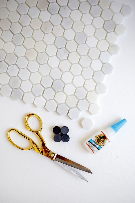 Great use for extra tiles—make magnets! (click through for more) Samples Diy, Tile Magnets, Marble Magnets, Leftover Tile, Craft Bazaar, Easy Tile, Elsie Larson, Upcycled Gifts, Diy Marble