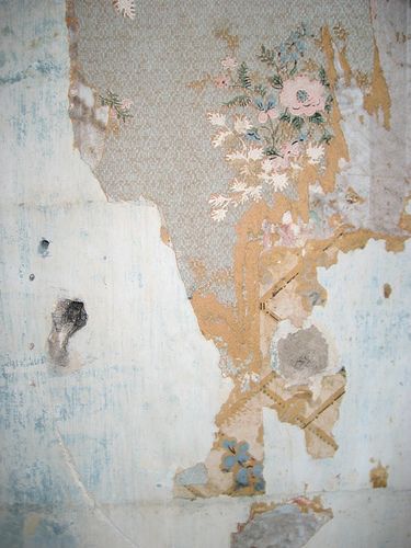 This is such a creative idea  -- the layering of wallpapers. You can create any feeling you want! Wallpaper Layers, Peeling Wallpaper, Abstract Hd, Distressed Walls, Creative Idea, Old Wall, Motif Vintage, Yellow Wallpaper, Old Wallpaper