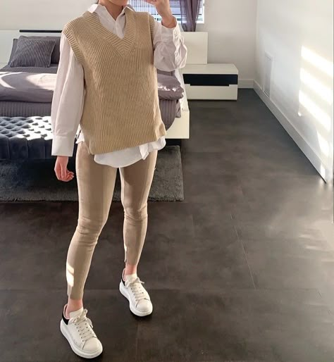 Beige Leggings Outfit Casual, Beige Leather Leggings Outfit, Leggins Beige Outfit, Beige Leggings Outfit Winter, Nude Sweater Outfit, Nude Leggings Outfit, Beige Leggings Outfit, Camel Leggings, Winter Outfits Casual Leggings