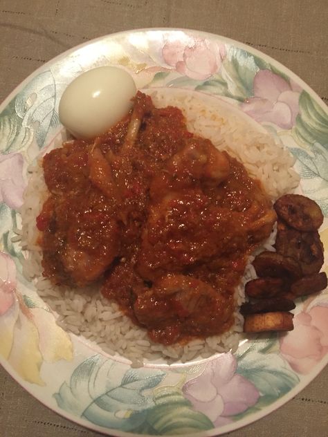 Rice with peppered chicken stew, boiled egg and plantains. Scrumptious!!! Foods Aesthetics, Peppered Chicken, Pain Naruto, Iphone Screen Repair, Airport Pictures, Fair Food, Chicken Stew, Boiled Egg, Fair Food Recipes