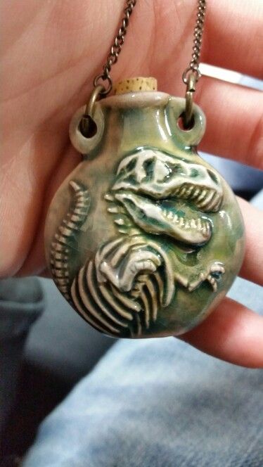 Ceramic dinosaur bottle with healing potion from the renaissance fair Goth Ceramics, Dinosaur Pottery, Ceramic Trinkets, Ceramic Dinosaur, Ceramic Flask, Healing Potion, Clay Diy Projects, Ceramic Bottle, Pottery Inspo