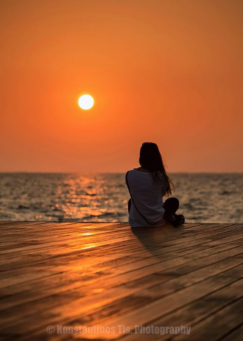 Sunset Girl, Silhouette Photography, Alone Photography, Beach Photography Poses, Moon Photography, Sunset Pictures, Sunset Photos, Beach Photography, Nature Pictures