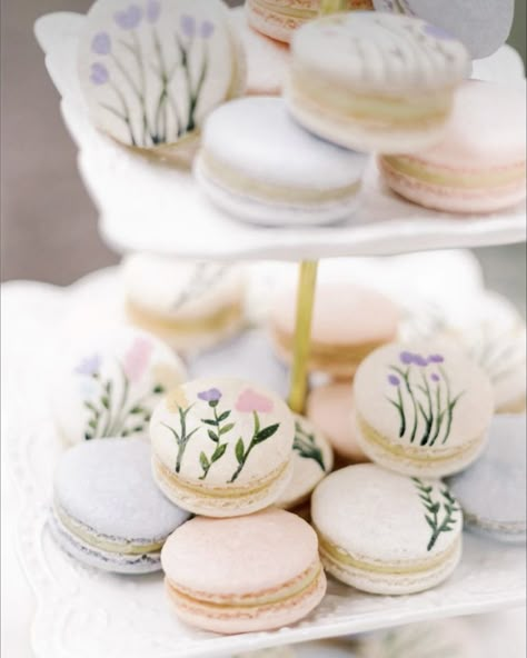 Pastel Wedding Dessert Table, Garden Party Wedding Reception Decoration, Macarons With Flowers, Wildflower Macarons, Bridal Macarons, Wildflower Dessert Table, Garden Party Desserts, Floral Macarons, Floral Desserts