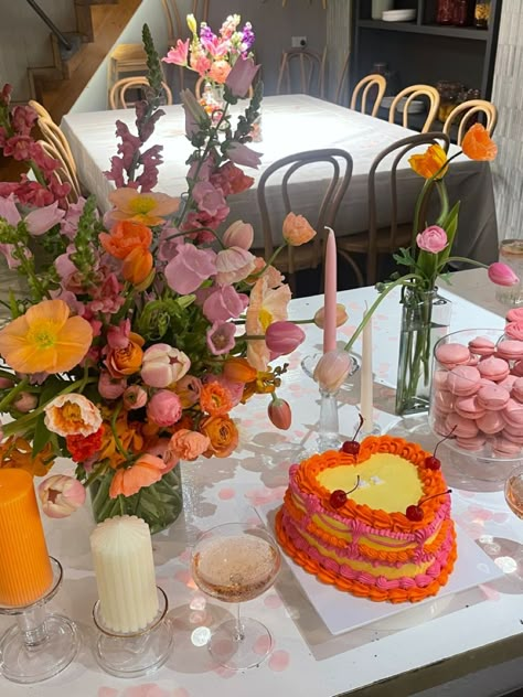 Birthday Table Cake Decoration, Birthday Outfit October, Spring 21st Birthday Party, Birthday Dinner Party Outside, Flower Birthday Cake Aesthetic, 21st Birthday Flowers, 21th Birthday Ideas, Spring Birthday Decorations, Spring Birthday Aesthetic