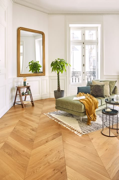 Light Parquet Flooring Living Room, Parquet Living Room, Living Room Parquet, Appartment Decor Ideas, Parquet Chevron, Palette Furniture, Parquet Design, Living Room Decor Lights, Ceramic Floor Tile