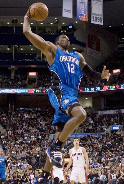 Vou te dizer uma coisa, meu time é o Knicks, mas Dwight Howard faz jus ao "Magic" do Orlando, ele faz mágica de verdade... Basketball Dunk, Candy Room, Basket Nba, Dwight Howard, Kathy Griffin, Basketball Pictures, Sports Pictures, Orlando Magic, Basketball Team