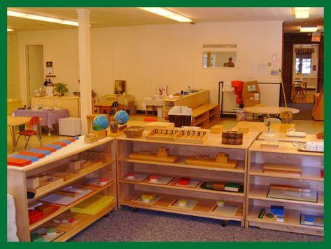 This is a clean, organized montessori classroom. A little pastel green paint would look nice on the walls, but I like it as is too! :) Pastel Green Paint, Preschool Layout, Montessori Classroom Layout, Environment Essay, Highschool Life, Montessori Activities Preschool, Classroom Arrangement, Montessori Environment, Preschool Decor