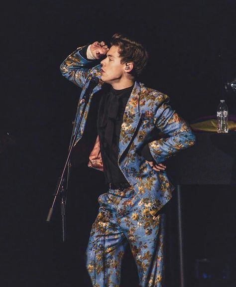 Woooo, that was hard Gucci Suit, Harry Styles Outfit, Harry Styles Live On Tour, Gucci Floral, Harry Styles Live, Live On Tour, Harry Styles Wallpaper, Celebrity Style Red Carpet, Harry Styles Pictures