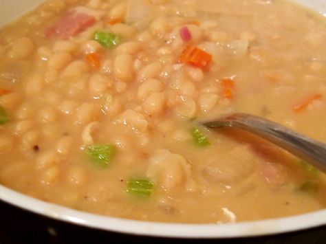 Yankee Bean Soup Recipe, Navy Bean Soup, Navy Beans, Salt Pork, Bean Soup Recipes, Soup Recipes Slow Cooker, Chowder Recipes, Easy Soups, Easy Soup Recipes