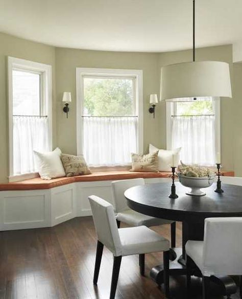 30 Bay Window Decorating Ideas Blending Functionality with Modern Interior Design Bay Window Decorating Ideas, Design Interior Modern, Kitchen Bay Window, Window Seat Kitchen, Bay Window Seat, Eclectic Dining Room, Eclectic Dining, Dining Design, Window Benches