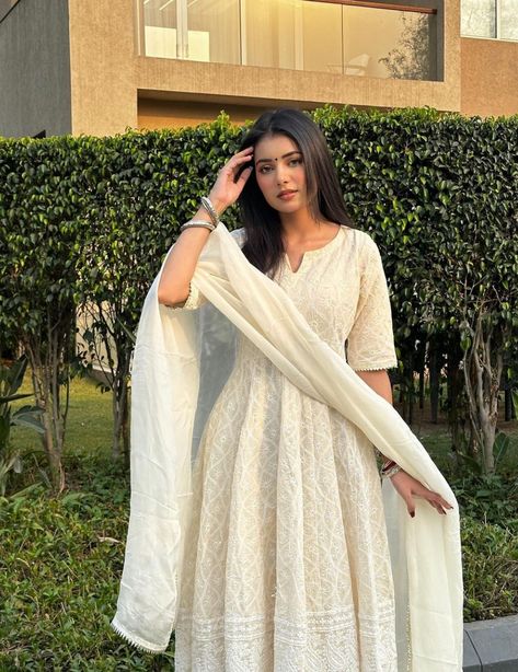 Off White Dress Outfit, White Dress Outfit Indian, Kurta Poses Women, Photography Poses Simple, Girly Photography Poses, Kurta Poses, White Anarkali Dress, Poses Simple, Simple Kurta