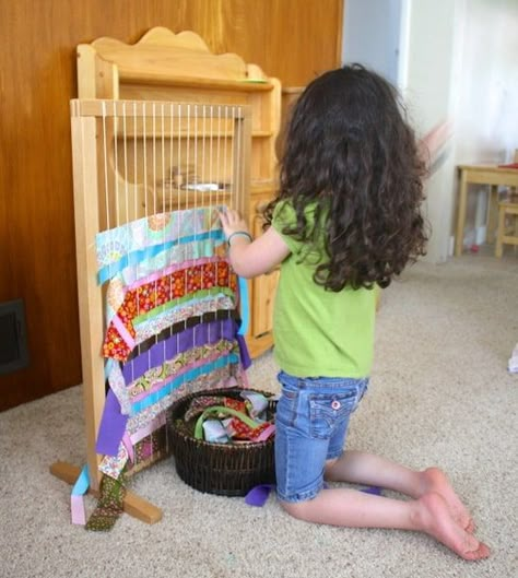 Weaving With Kids, Weaving Loom For Kids, Diy Sy, Weaving For Kids, Diy Popsicle, Waldorf Crafts, Waldorf Toys, How To Make Homemade, Preschool Art