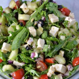 Greek Salad Recipe, Arugula Salad Recipes, Seed Salad, Homemade Crunchwrap Supreme, Greek Salad Recipes, Garlic Butter Chicken, Yummy Salad Recipes, Arugula Salad, Meal Suggestions