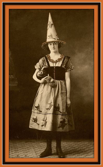 I want this darling 1920s gal's fabulous witch costume so, soooooo much! #Halloween #vintage #witch #costume #retro #portrait #1920s #twenties 1920s Halloween, Vintage Halloween Photos, Vintage Halloween Costume, Halloween Witches, Vintage Witch, Halloween Images, Halloween Photos, Halloween Stuff, Halloween Inspiration