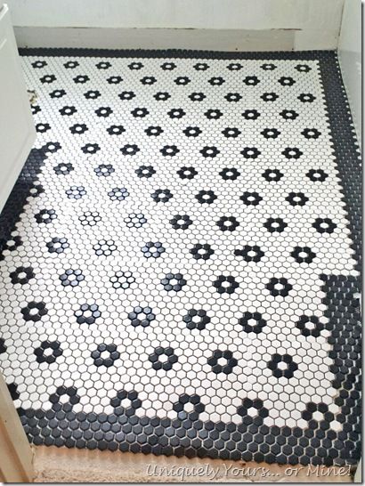 Dry layout of black and white mosaic tiles with flowers Hexagon Flower Tile, Black And White Hexagon Tile Bathroom, Bathroom Floor Mosaic, Backsplash Hexagon, New Kitchen Backsplash, Penny Tiles Bathroom, Black Hexagon Tile, Black And White Tiles Bathroom, Middle Daughter