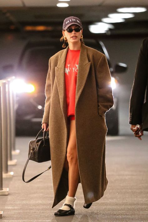 If 2023 could be summed up by just a few fashion trends, ballet flats, oversized dressing and no trousers are undoubtedly the first ones that spring to mind. The latter, in fact, has become something of a full-blown obsession in recent months, among celebrities in particular. Hailey And Justin Bieber, Shoes With Shorts, Hailey And Justin, Twilight Aesthetic, Rihanna Style, Oversized Dress, Womens Baseball Cap, Cute Fall Outfits, Gym Shorts