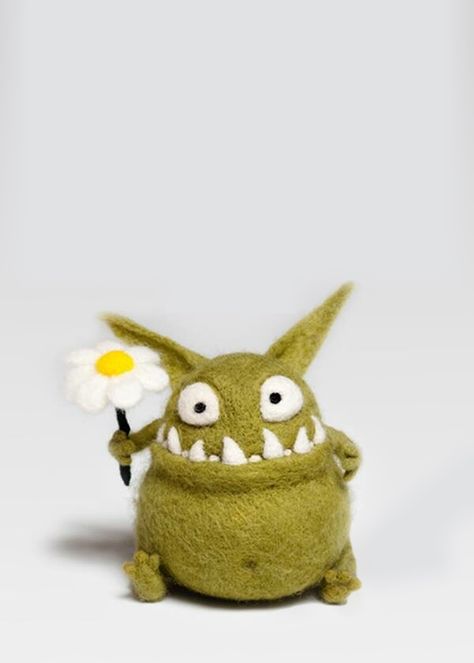 Tovad Ull, Felt Monster, Funny Giraffe, Needle Felting Diy, Needle Felting Projects, Green Monsters, Cute Monsters, Needle Felted Animals, Monster Art