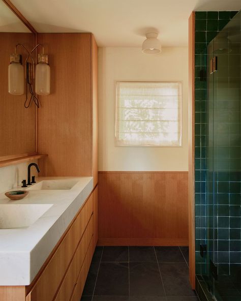 Studio Muka - ELLE DECOR 70s Bathroom, Wooden Bathtub, Cabin Bathrooms, Wood Bath, Downstairs Bathroom, Bathroom Spa, Bathroom Inspo, Wood Bathroom, Bathroom Layout