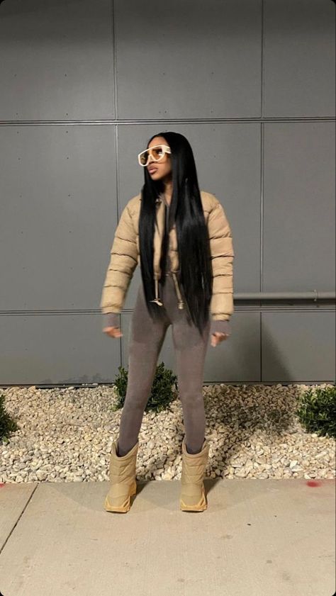 Puffer Coat Outfit, Ig Baddie, Yeezy Boots, Black Boots Outfit, Winter Trip, Puffer Coats, Snow Bunny