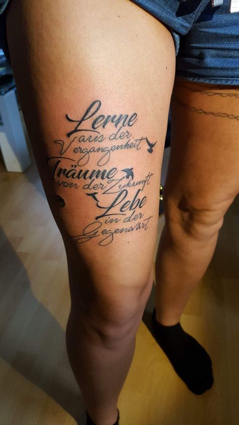 #spruch #oberschenkel #tattoo Tattoo Bein Frau, Tattoo Frau, Font Tato, Tatuagem Masculina Pequena, Small Tattoos Simple, Disney Tattoo, Tattoo Desings, Thigh Tattoos Women, Diy Tattoo