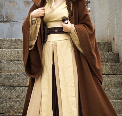 Jedi Fashion Inspiration, Starwars Clothes Aesthetic, Star Wars Core Outfits, Star Wars Shifting Outfits, Jedi Aesthetic Female, Star Wars Aesthetic Clothes, Female Jedi Outfit, Oc Mandalorian, Padawan Oc