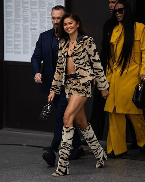 Zendaya Press Tour Outfits, Zendaya Outfits 2024, Zendaya 2024, Zendaya Louis Vuitton, Mode Zendaya, Zendaya Outfits, Models Off Duty Style, Off Duty Outfits, Zendaya Style