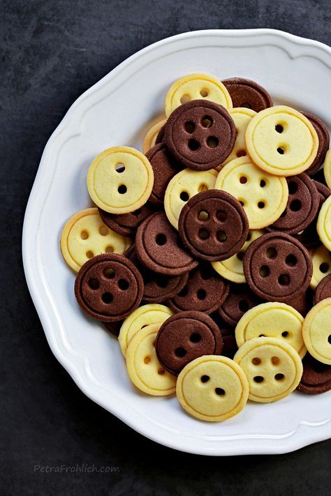 بيتي فور, Button Cookies, Cookie Pictures, Biscotti Al Cacao, Vanilla Recipes, Chocolate Buttons, Cute As A Button, God Mat, Vanilla Chocolate