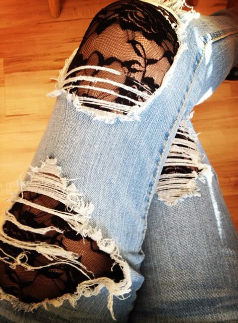 leggings under ripped jeans Denim And Lace Outfits, Leggings Under Ripped Jeans, Ripped Leggings Outfit, Diy Lace Jeans, Diy Clothes Jeans, Diy Ripped Jeans, Ripped Jeans Style, Lace Jeans, Denim Crafts Diy