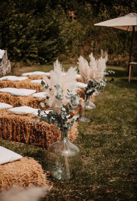 Fall Wedding Hay Bale Seating, Straw Bales Wedding Seating, Haybale Seating Wedding Rustic, Farm Boho Wedding, Outdoor Farm Wedding Ceremony, Diy Aisle Decorations Wedding, Hay Bail Wedding, Hay Bales Wedding Seating, Hay Bale Seating Wedding