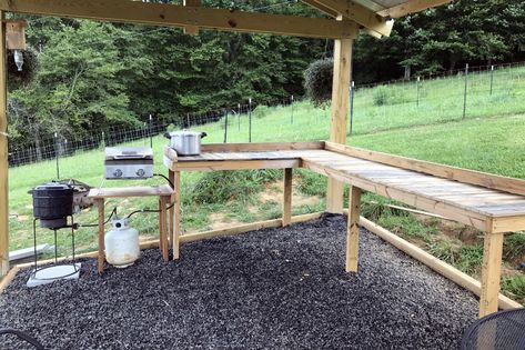 Outdoor Canning Area, Outdoor Canning Kitchen Diy, Diy Outdoor Counter, Outdoor Countertop Ideas, Outdoor Canning Kitchen, Outdoor Camp Kitchen, Outdoor Kitchen Counter, Cooking In Nature, Pallet Counter