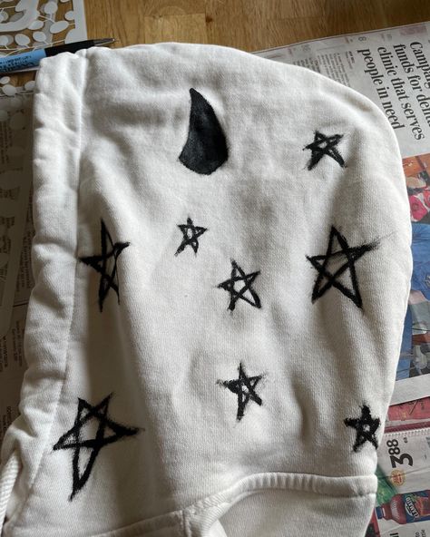 Someone gave me access to paint so this is what happens ( new hoodie that I made ) Painting On Hoodies, Hoodie Painting Ideas, Diy Hoodie, Hoodie Design Ideas, Painting Hoodie, Custom Hoodies, Fabric Paint, White Hoodie, Hoodie Design