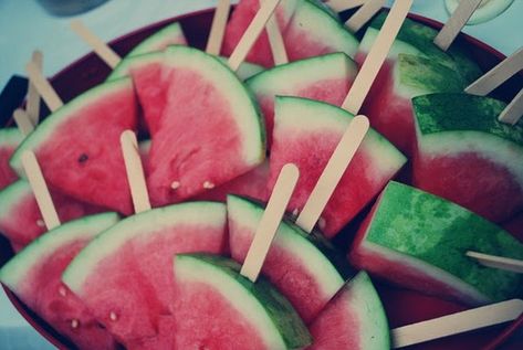 Wonder where I could get some really goooood watermelon? ha ha Oh Yeah in my field in about 2 mos! Pinterest Picnic, Watermelon Sticks, Watermelon Pops, Trash Party, Dessert Oreo, Picnic Inspiration, Picnic Birthday, Picnic Ideas, 40th Birthday Parties