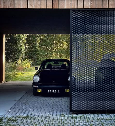 Carport With Gate, Black Carport, Nordic Barnhouse, Modern Garage Design, Garage Architecture, Car Garage Design, Modern Carport, Garage Extension, Contemporary Garage