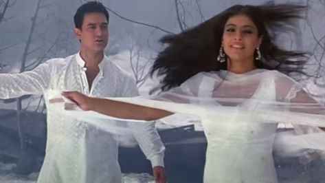 Kajol and Aamir Khan starrer Fanaa released in 2006. Today, Fanaa completed 17 years of its release. On the special day, Kajol shared her experience of shooting a song at The post Kajol recalls shooting in -27 degrees for Fanaa in a salwar kameez while Aamir Khan wore a ‘thick jacket’ appeared first on Bollywood Bubble. Fanaa Film, Frozen Face, New Mumbai, Blind Girl, All Actress, Youtube News, Aamir Khan, Frozen Lake, Entertainment Video