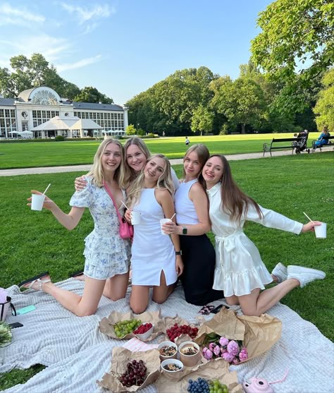 Picnic Photoshoot Ideas Friends, Poses For 6 People, Boho Birthday Ideas, Birthday Hangout, Bridgerton Picnic, Young Bridesmaid Dresses, Girly Picnic, Summer Vegas Outfit, Bday Picnic