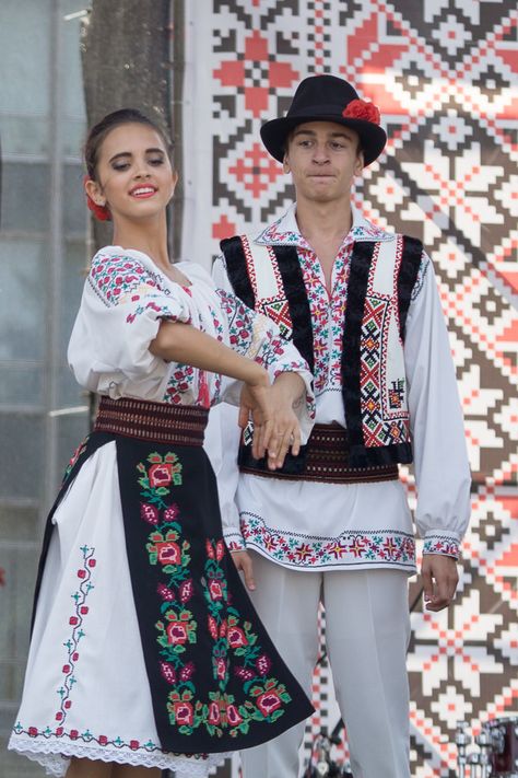 Moldova Traditional Costume, Moldovan Traditional Clothing, Romania Traditional Clothes, Moldova Culture, Chisinau Moldova, Ukrainian Dress, National Clothes, European Dress, National Dress