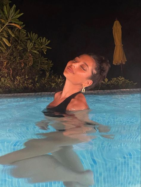 Pool At Night, Pool Poses, Pool Photography, Beach Instagram Pictures, Pool Picture, Studio Photography Poses, Shotting Photo, Glam Photoshoot, Summer Photoshoot