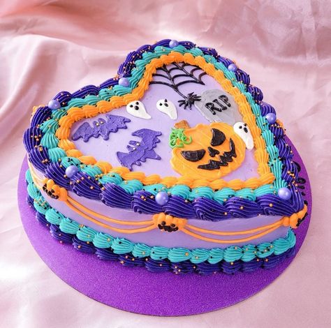 Goth Cake, Pasteles Halloween, Postres Halloween, Heart Shaped Cakes, Spooky Treats, Fall Cakes, Fake Cake, Halloween Cake, Pretty Birthday Cakes