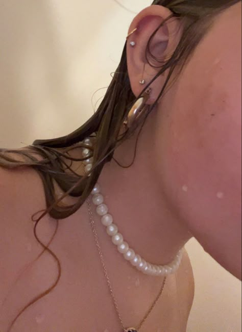 Clean Girl Ear Piercings, Aesthetic Helix Piercing, Pircing Ears Girl, Silver Ear Piercings Aesthetic, Gold Piercings Aesthetic, Helix Aesthetic, Gold Ear Piercings Aesthetic, Helix Piercing Aesthetic, Kendra Scott Necklace Aesthetic