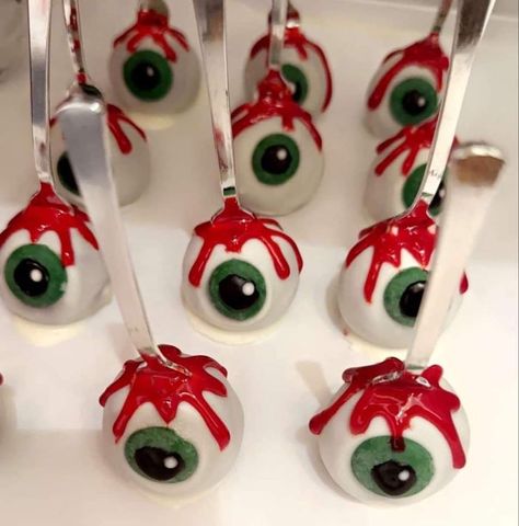 Eye Cake Pops, Cake Pops Designs Halloween, Cake Pops Halloween Cakepops, Vampire Cake Pops, Halloween Themed Cake Pops, Easy Cake Pop Designs, Eyeball Cakepops, Halloween Catering, Cake Pops Halloween