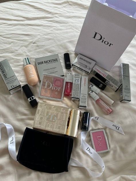 boho aesthetic makeup y2k makeup aesthetic Dior Lip Glow Oil, Boho Makeup, Lip Glow Oil, Dior Lip, Dior Aesthetic, Dior Girl, Dior Lip Glow, Makeup Bag Essentials, Glow Oil