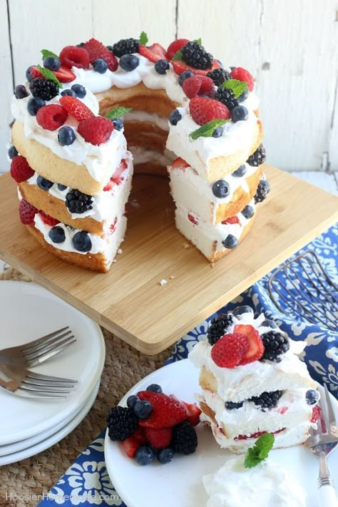 This showstopping Angel Food Cake with Berries takes ONLY 15 minutes to put together! WOW your guests with this amazing and delicious 4th of July Cake Idea or serve for any occasion! Angel Food Cake With Berries, Cake With Berries, Fourth Of July Cakes, Patisserie Fine, 4th Of July Cake, 4th Of July Desserts, Brownie Desserts, Dessert Aux Fruits, Fourth Of July Food