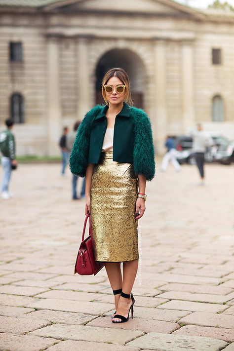 Gold Skirt Outfit, Gold Skirt, Stockholm Street Style, Gold Outfit, Estilo Chic, Fashion People, Inspiration Mode, Looks Style, Fashion Colours