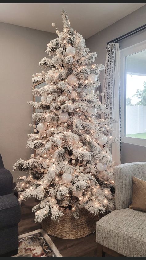 Slim White Christmas Tree, Christmas Decor Projects, Christmas Decor Simple, Easy Diy Christmas Decor, Glamorous Christmas Tree, Flocked Tree, Decor Stand, Minimalist Christmas Decor, Christmas Luxury